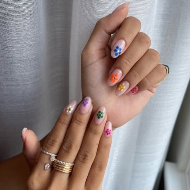 7 diseños de uñas con flores para recibir la primavera