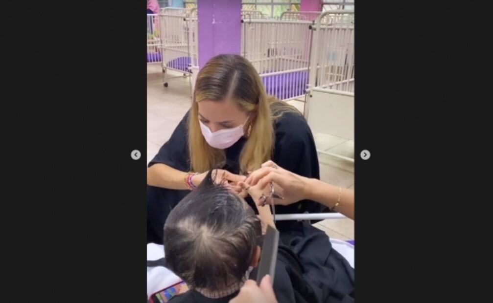 Mariana Rodríguez se corta el cabello como muestra de solidaridad hacia niño con cáncer 