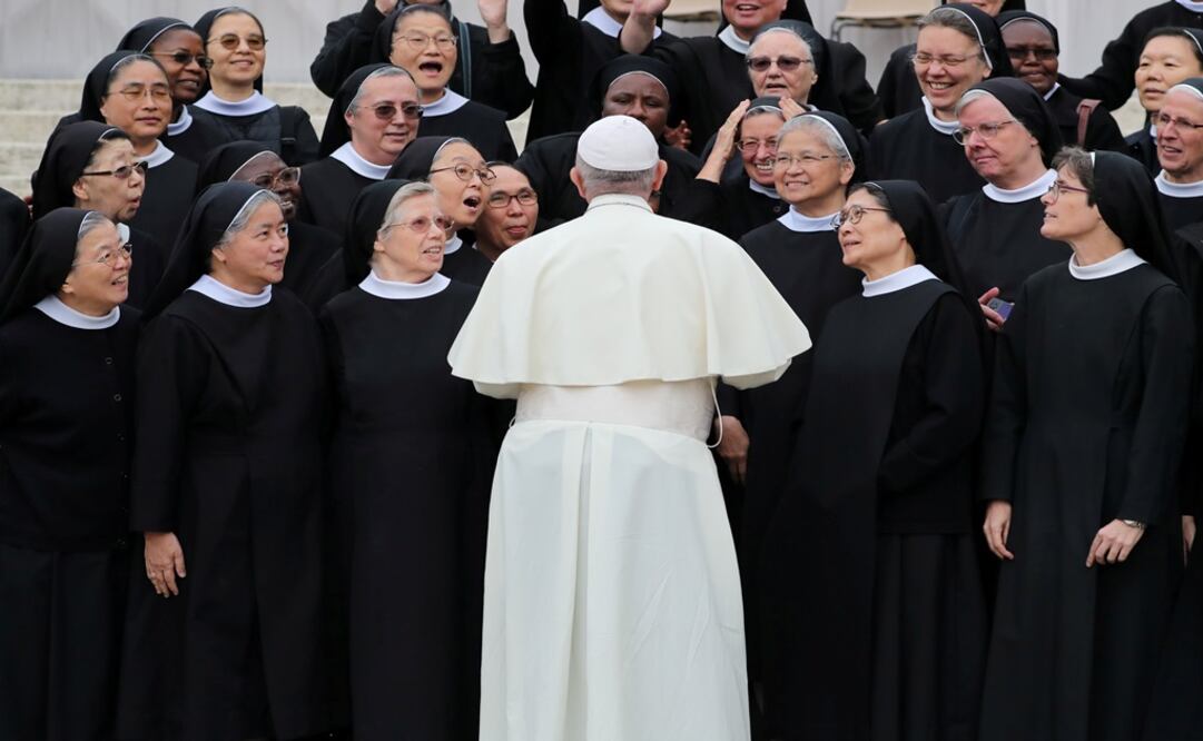 Pope Francis talks with nuns after the weekly general audience in Saint Peter's Square at the Vatican - Photo: Tony Gentile/REUTERS