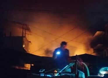 Incendio consume mercado de San Luis Potosí; hay dos muertos