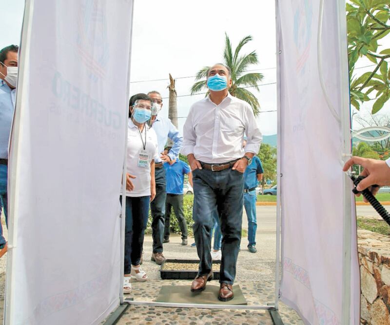 El gobernador Héctor Astudillo destacó las acciones implementadas, como las cabinas instaladas en los ingresos a las playas para sanitizar a las personas. Foto: Especial