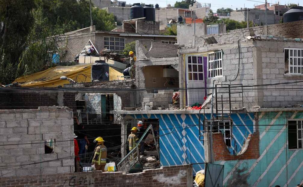 Bomberos inspeccionan la zona (16/01/2025). Foto: Luis Camacho / EL UNIVERSAL