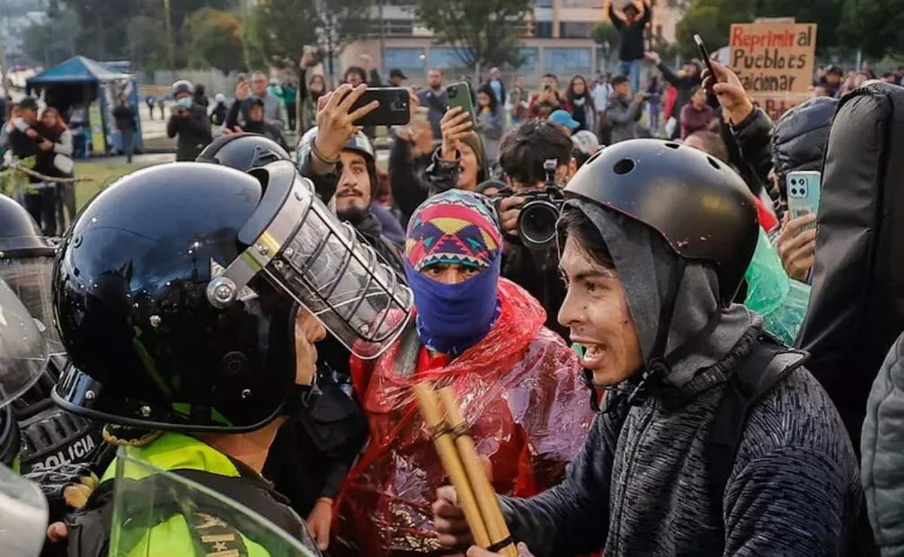 El ministro del Interior de Ecuador, John Reimberg, amenazó con detener a los "actores intelectuales que están detrás" de "financiar la violencia" que se ha generado en las protestas indígenas por el alza del precio del diésel. (05/10/25) Foto: @TucumanH