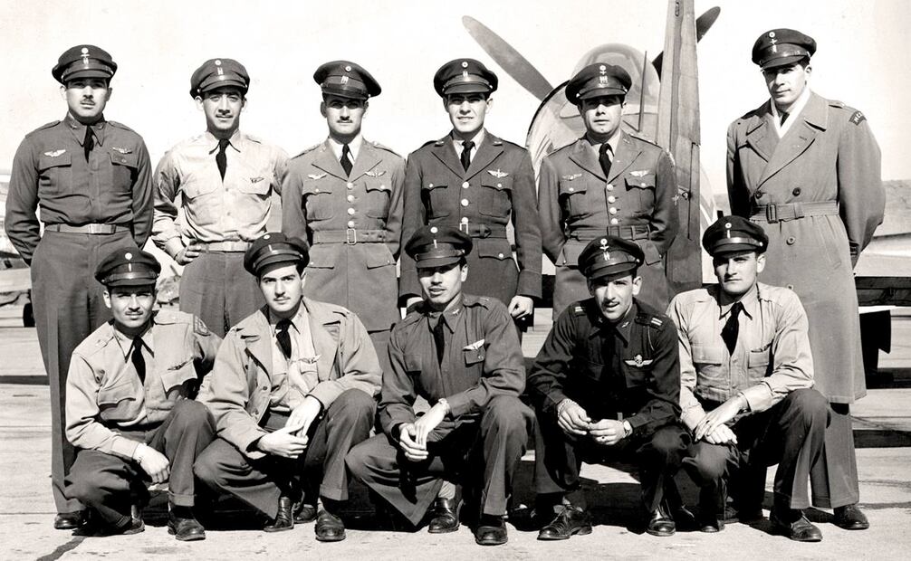 Demostración de vuelo del 21° Escuadrón de Cazas Mexicano.  Dentro del grupo de soldados se puede observar al Teniente Praxadis López Ramos siendo el primero de izquierda a derecha arrodillado. 19 de junio 1945. Foto: U.S. Army Air Forces/ Especial.