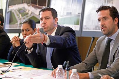 Piden renuncia de Castillo; él denuncia desvío de 68 mdp