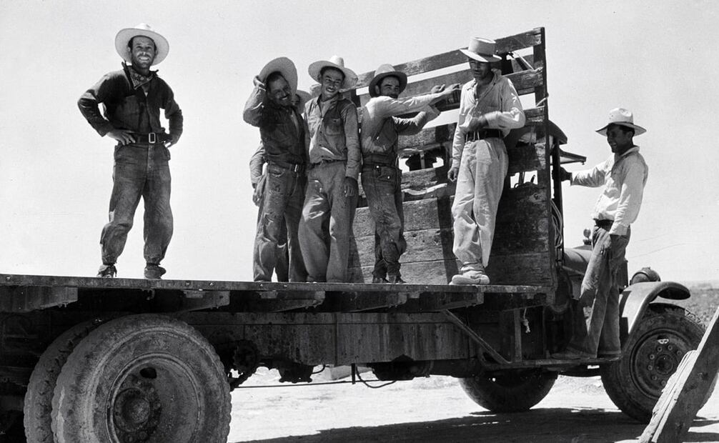 Migrantes mexicanos en California, 1935. Meses antes del colapso de la economía, México recibió 14 millones de dólares en remesas, suma que enfadó a las autoridades estadounidenses. Foto: Dorothea Lange/Wikimedia Commons.