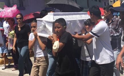 Niño carga ataúd de su hermana que murió atropellada en Tlalnepantla