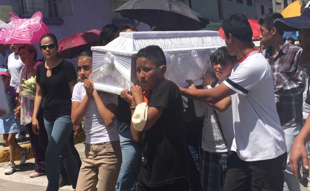 El ataúd de Luisa Fernanda Pérez de 4 años fue cargado hasta el panteón por su hermanito. (Foto: Rebeca Jiménez)