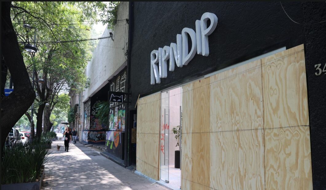 Comercios que fueron vandalizados durante la protesta antigentrificación en las colonias Hipódromo, Juárez, Condesa y Roma en la alcaldía Cuauhtémoc se encuentran cerrados, el 5 de julio de 2025. Foto: Fernanda Zamora/EL UNIVERSAL
