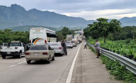 Pobladores bloquean la Autopista del Sol y la carretera Acapulco-México; exigen seguridad en sus comunidades