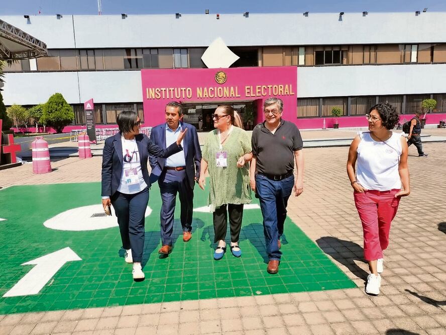 Consejeras y consejeros del INE realizaron un recorrido por las instalaciones, a fin de verificar los últimos detalles para la jornada de hoy. Foto Especial