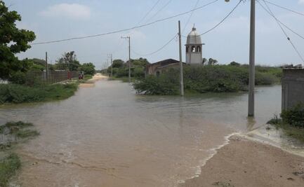 Pobladores de San Mateo del Mar, Oaxaca, llevan tres días bajo el agua; Océano Pacífico devora sus playas y viviendas