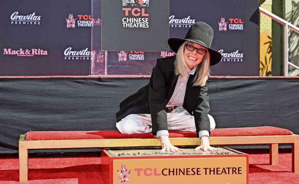 Produjo filmes como Mack & Rita (2022), que la llevó a plasmar sus manos en el Teatro Chino. Fotos: AFP, AP y Paramount Pictures