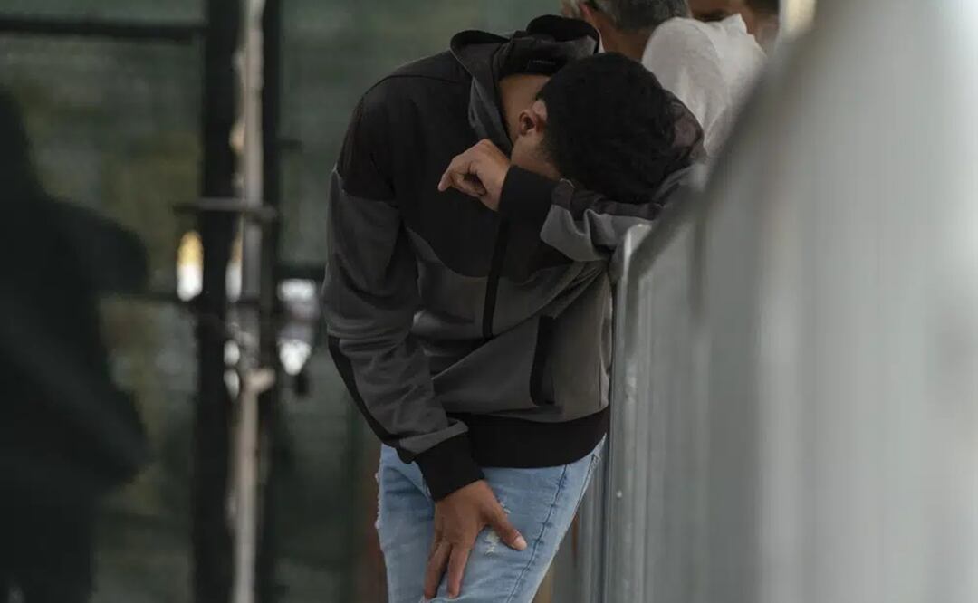 Un migrante espera en el Puerto de Entrada Internacional Gateway bajo custodia de la Oficina de Aduanas y Protección Fronteriza de Estados Unidos. Foto: AP