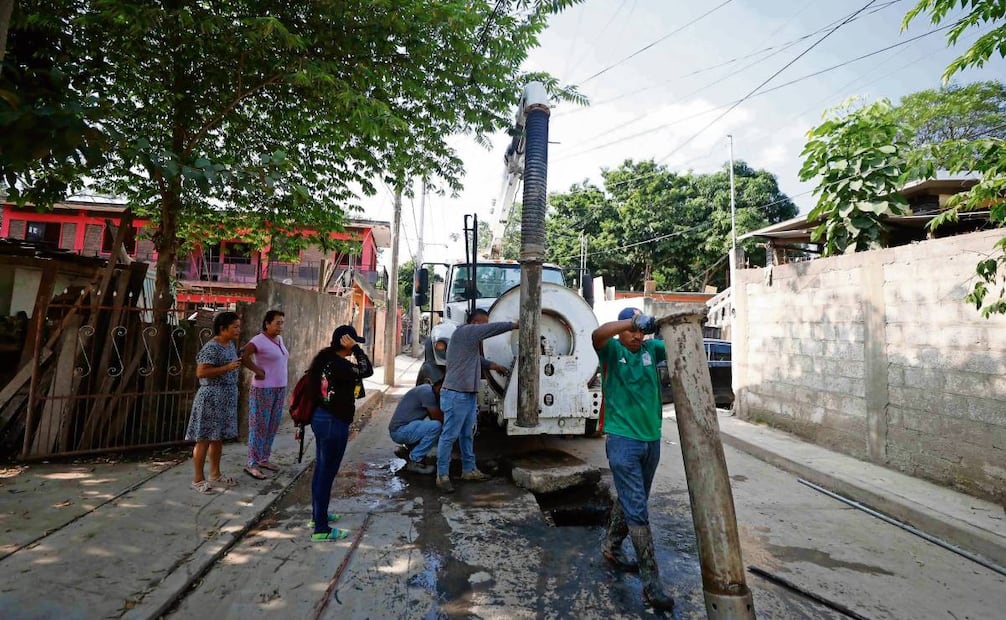 Vecinos de varias colonias se cooperan para reparar el drenaje debido a que la corriente reventó las tuberías. Foto: Diego Simón Sánchez / EL UNIVERSAL