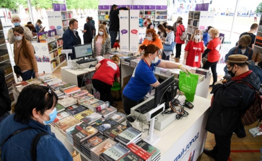 En plena cuarentena, realizan feria del libro en Moscú
