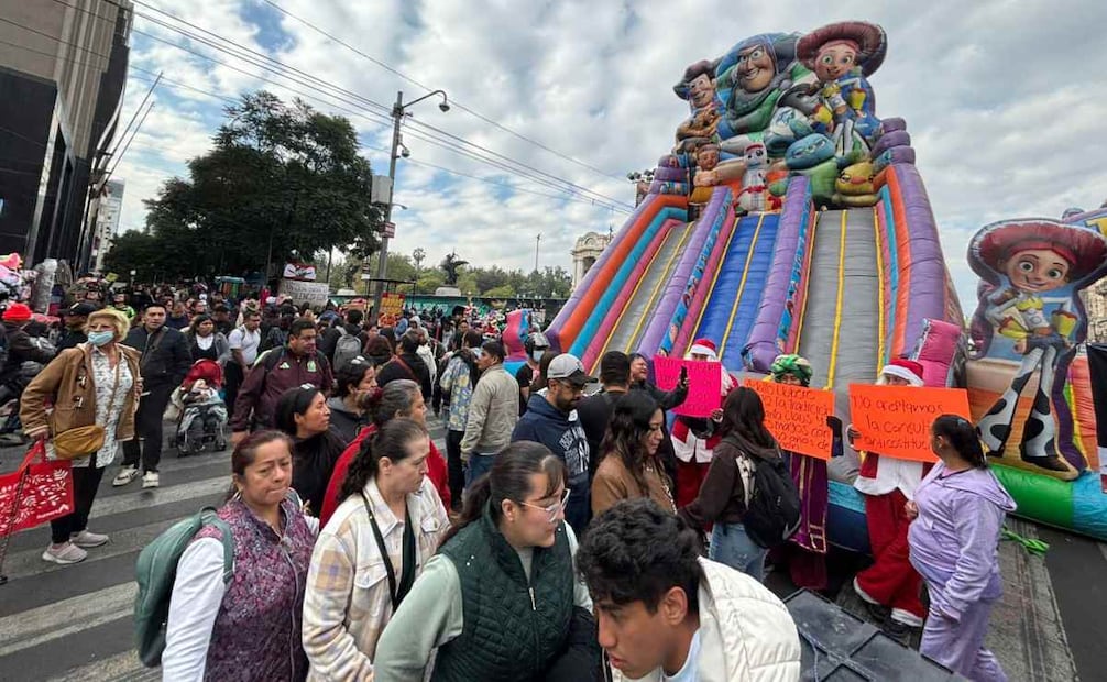 Bloquean Eje Central por cancelación de romería en Monumento a la Revolución (15/12/2025). Foto: Juan Carlos Williams / EL UNIVERSAL