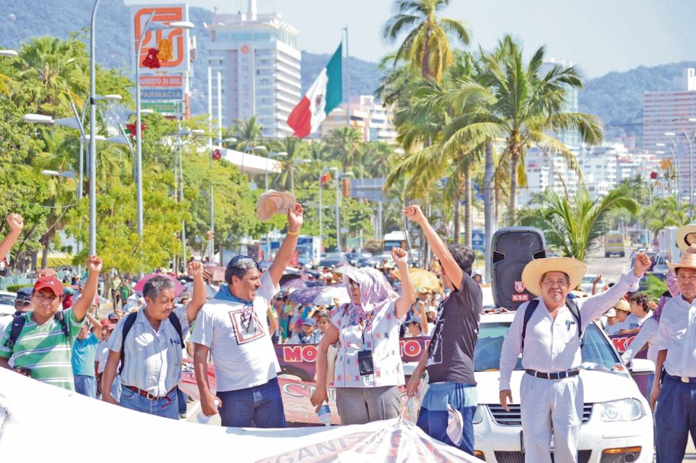 Miembros de la Coordinadora Nacional de Trabajadores de la Educación (CNTE) marcharon por las calles de Acapulco para expresar su inconformidad con el examen que deben realizar los maestros. DASSAEV TÉLLEZ. EL UNIVERSAL