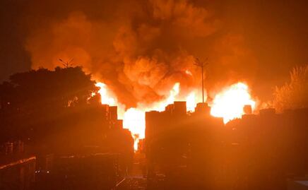 Cientos de elementos combaten el incendio en bodegas de la Central de Abasto: Sheinbaum