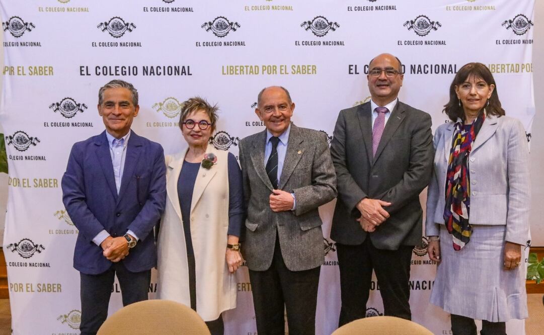 Felipe Leal (izq.), Concepción Company, Luis Fernando Lara (centro), Leonardo López Luján y Teresa Vicencio (der.), organizadores del encuentro, durante la conferencia de prensa. Foto: de Áxel Sánchez. El Universal