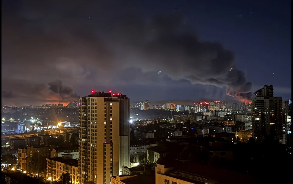 Columnas de humo se elevan por el cielo de la ciudad de Kiev tras un ataque ruso. Rusia lanzó el mayor bombardeo con drones y misiles desde que comenzó la guerra con Ucrania, el viernes 4 de julio de 2025. Foto: AP