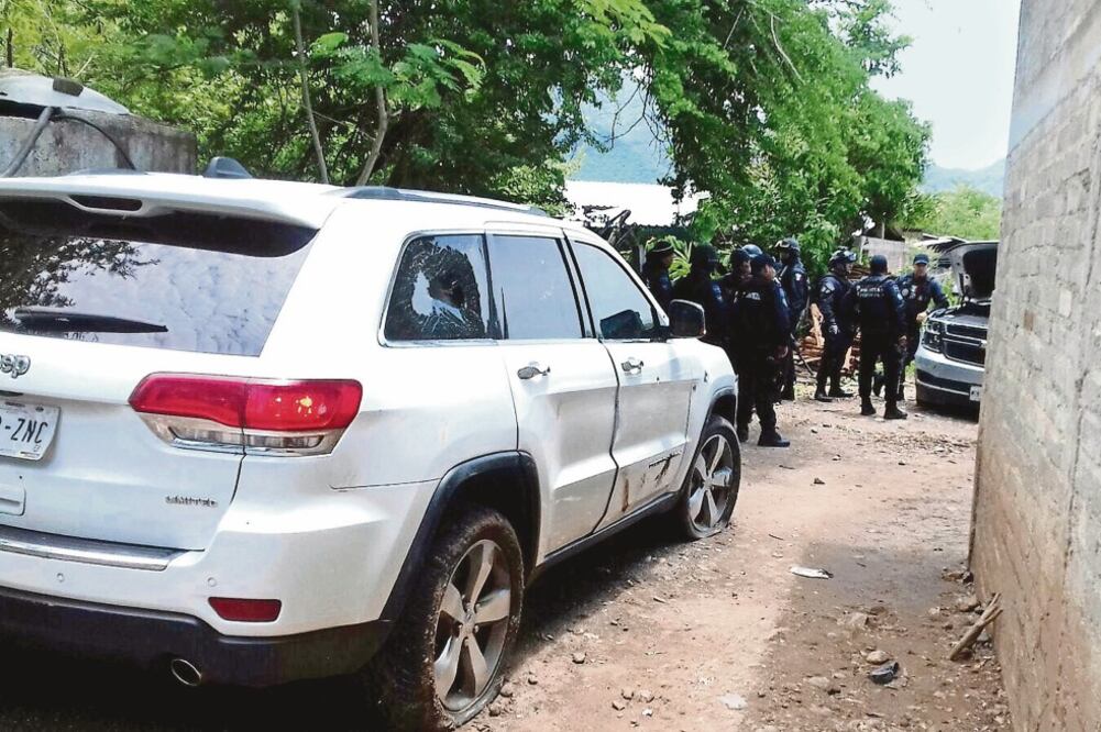 Los cuatro agentes y el otro hombre fueron liberados después de que los autodefensas no pudieron comprobar que ellos fueron los que le dispararon (ARCHIVO EL UNIVERSAL)