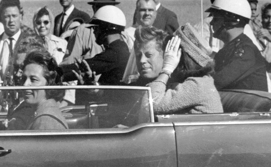 En esta foto del 22 de noviembre de 1963, el ex presidente estadounidense John F. Kennedy saluda desde su auto en una caravana en Dallas, Texas minutos antes de ser asesinado. Foto: AP