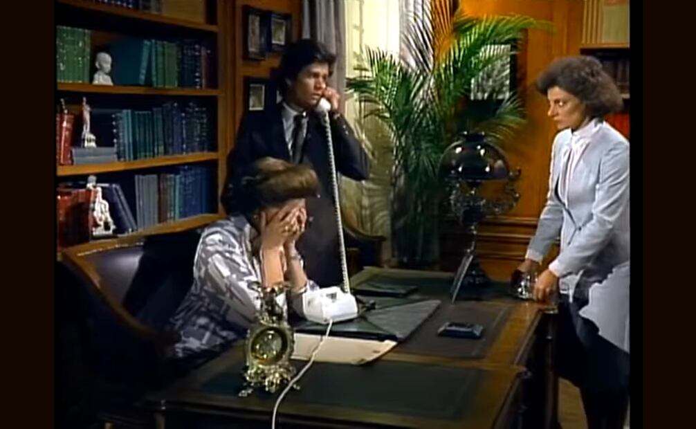 Frente a su hijo Alejandro y aquellos que le conviene manipular, Catalina finge ser una abnegada madre, pero lo peor de su carácter sale cuando se trata de su hijastro José Carlos y cualquiera que se le oponga. Captura de pantalla.