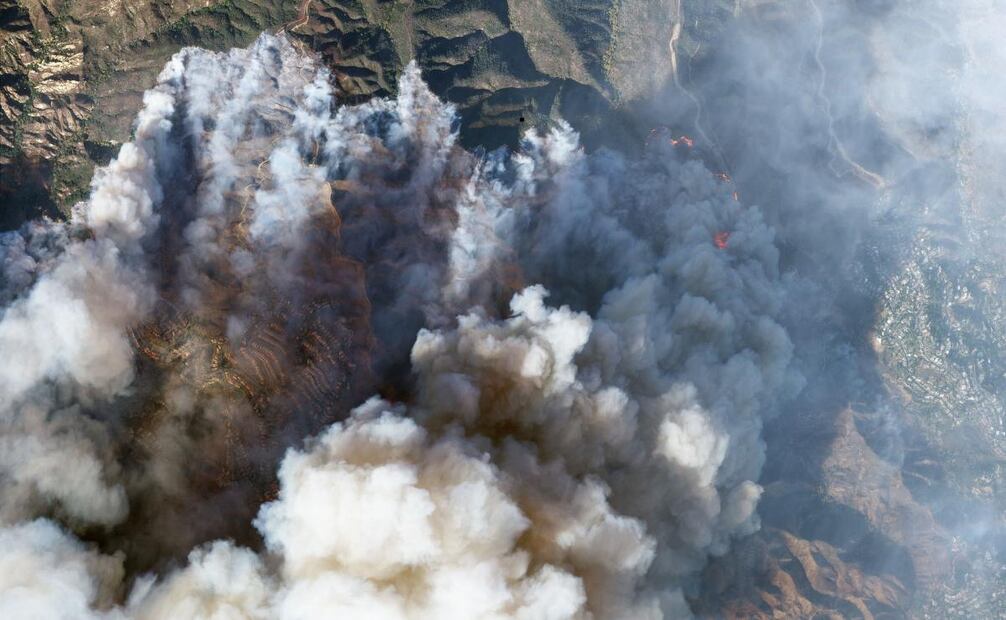 Imagen satelital del incendio, que se encuentra cerca de  Pacific Palisades.  (09/01/25) Foto: AFP