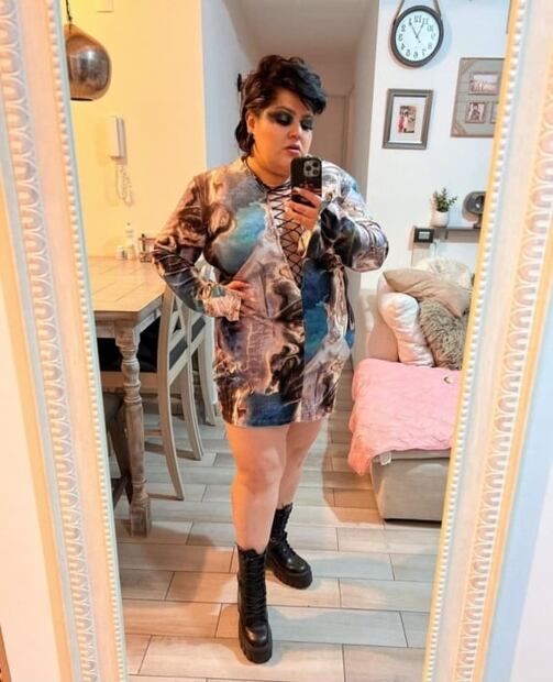 La Fatshionista muestra que los vestidos de lycra lucen con curvas