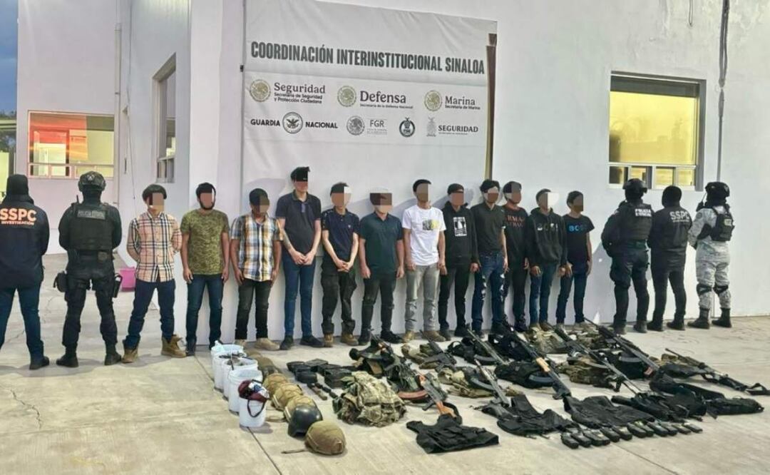 En la zona norte de Culiacán, Sinaloa, detuvieron a 12 civiles fuertemente armados, los cuales viajaban en cinco vehículos de modelos distintos (28/02/2025). Foto: Especial