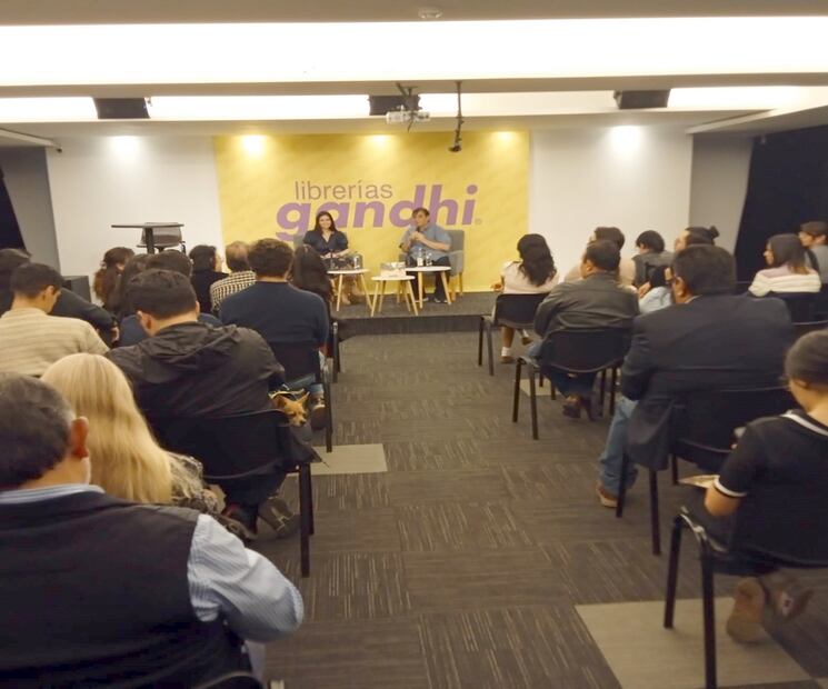 El evento se extendió por más de una hora. Algunos asistentes se dijeron lectores recurrentes de Villasana desde la publicación de su primer libro en 2021. Foto: Angélica Navarrete/EL UNIVERSAL.