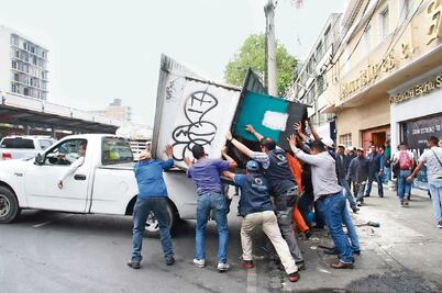 Retira BJ 27 puestos ambulantes del Metro Xola