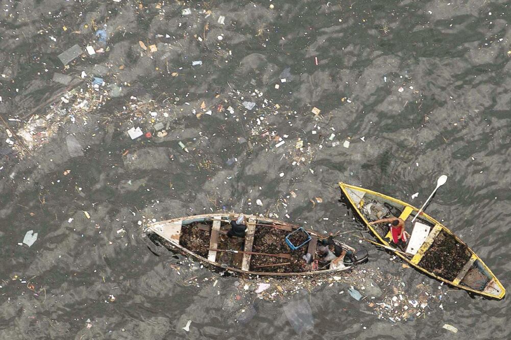 Objetos flotantes aparecen en las aguas de Río de Janeiro (MARCELO SAYO. EFE)