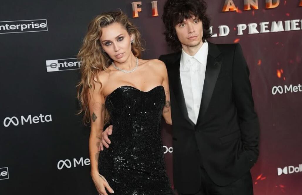 Miley Cyrus y su prometido, Maxx Morando, en la premiente de la nueva película de "Avatar".
Foto: Instagram