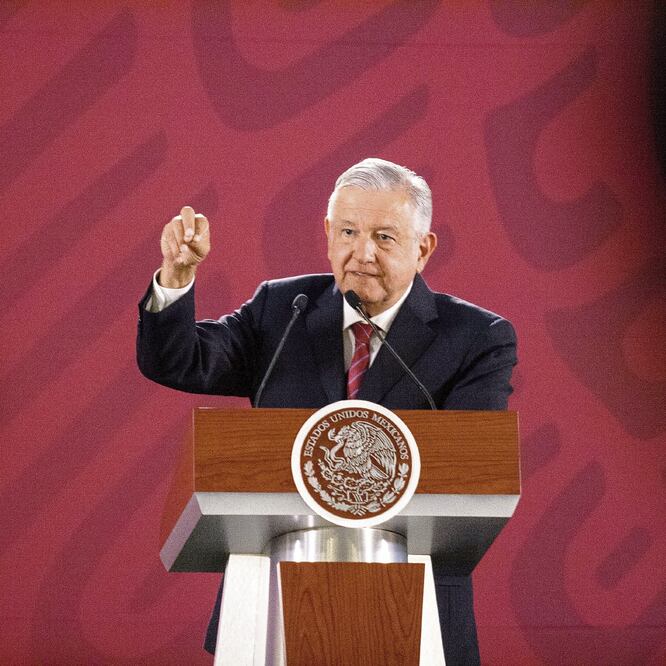 Andrés Manuel López Obrador informó que cancelará el contrato del gobierno federal, para comprar papel para libros de textos gratuitos, licitación que ganó Scribe, empresa que dirige Miguel Rincón, compadre del Presidente. GALO CAÑAS. CUARTOSCURO