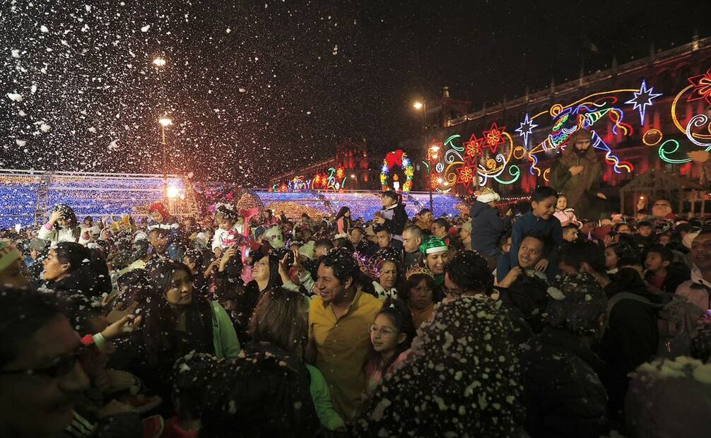 Familias disfrutan de verbena navideña en el Zócalo de la CDMX / Foto: Berenice Fregoso. EL UNIVERSAL
