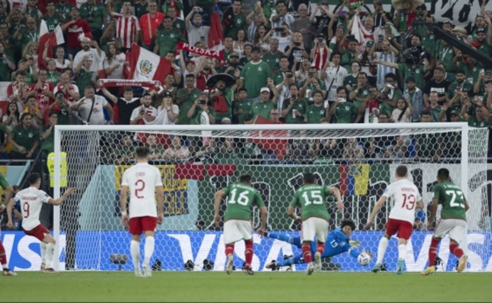 Así fue el penalti que Memo Ochoa le atajó a Lewandowski en el México vs Polonia