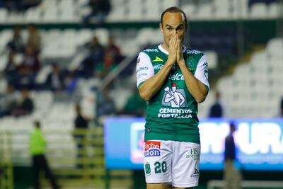 Landon Donovan orina en entrenamiento del León