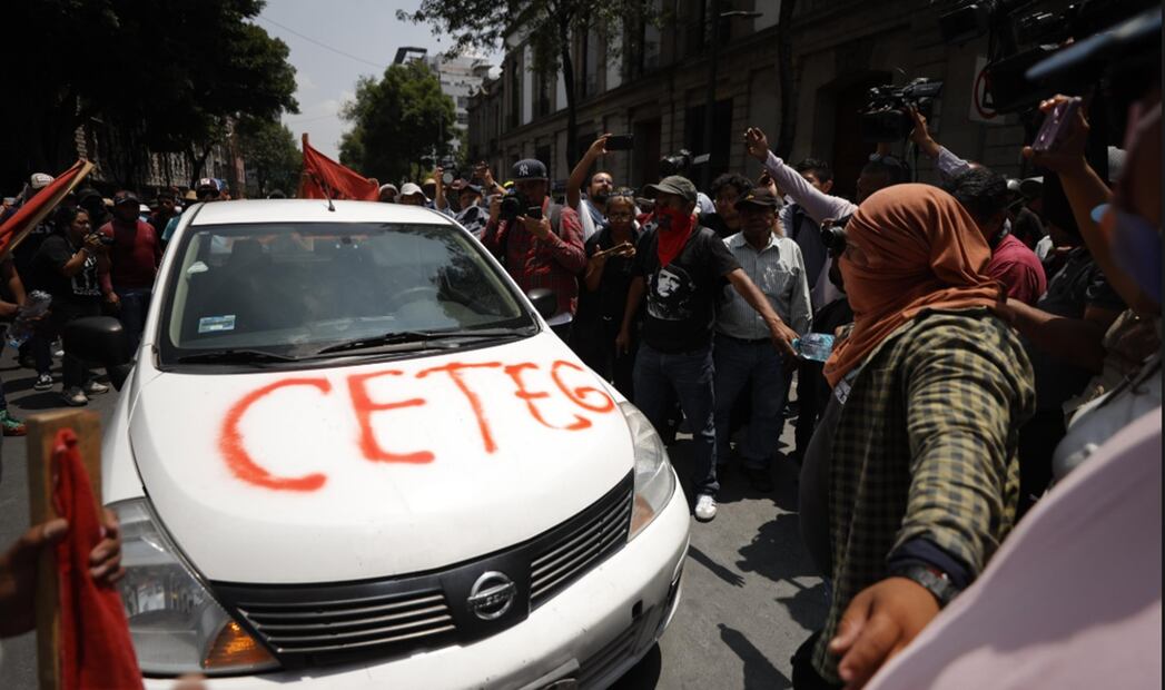 Integrantes de la CETEG realizan destrozos en la entrada de la Secretaría de Gobernación en la Ciudad de México, el 4 de junio de 2025. Foto: Diego Simón Sánchez/EL UNIVERSAL