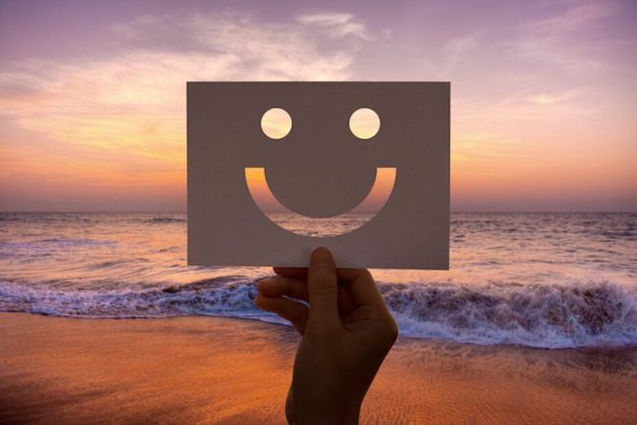 La felicidad es un viaje continuo y no un destino final. Fuente: Freepik.