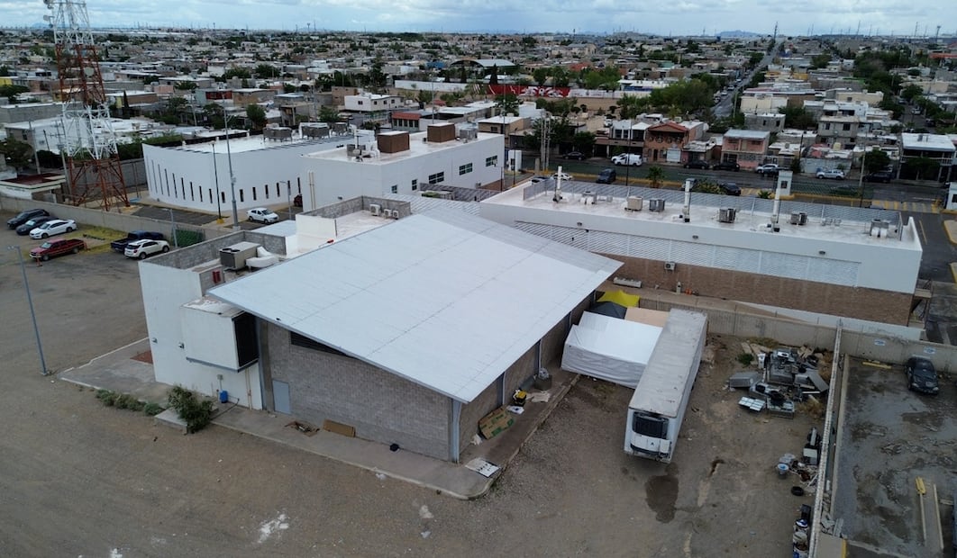 En la zona de resguardo de evidencias de la FGE en Ciudad Juárez permanece estacionada una caja de tráiler refrigerada que contiene los cuerpos de 383 encontrados en el crematorio Plenitud. Foto: Christian Torres Chávez/EL UNIVERSAL