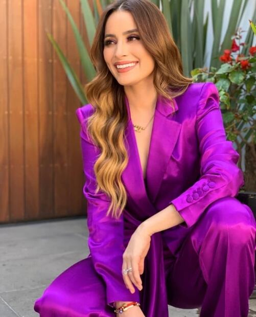 Cynthia Rodríguez derrocha estilo en traje color violeta