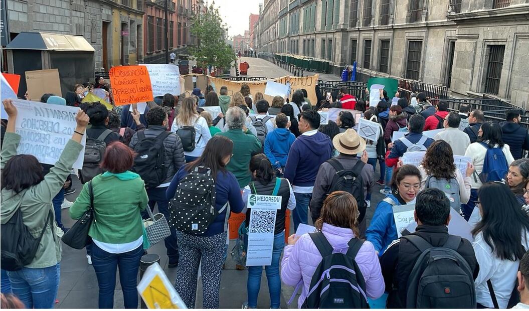 Empleados de la Comisión Nacional para la Mejora Continua de la Educación piden ser escuchados y se respeten sus derechos laborales frente a Palacio Nacional, el 26 de marzo de 2025, tras la extinción del organismo. Foto: especial