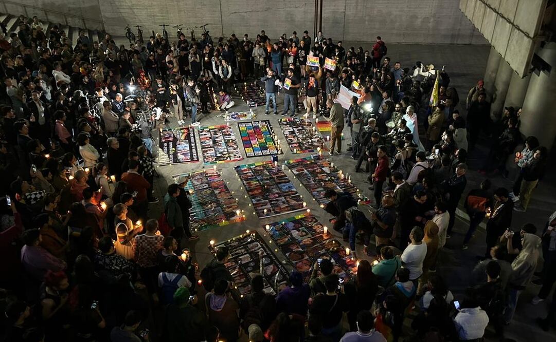 Una multitud se ha reunido a los pies de la estela de Luz para homenajear al maniatarse quién fue encontrado muerto en su casa el día de hoy. Fotos: Berenice Fregoso / EL UNIVERSAL