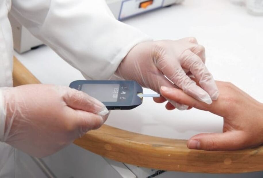 ¿Cuáles son los niveles normales de glucosa o azúcar en la sangre?