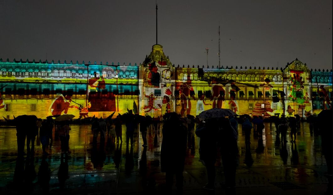 Personas observan la inauguración del videomapping “Memoria luminosa” con motivo de los 700 años de la fundación de México-Tenochtitlán en el Zócalo de la Ciudad de México, el 11 de julio de 2025. Foto: Hugo Salvador /EL UNIVERSAL
