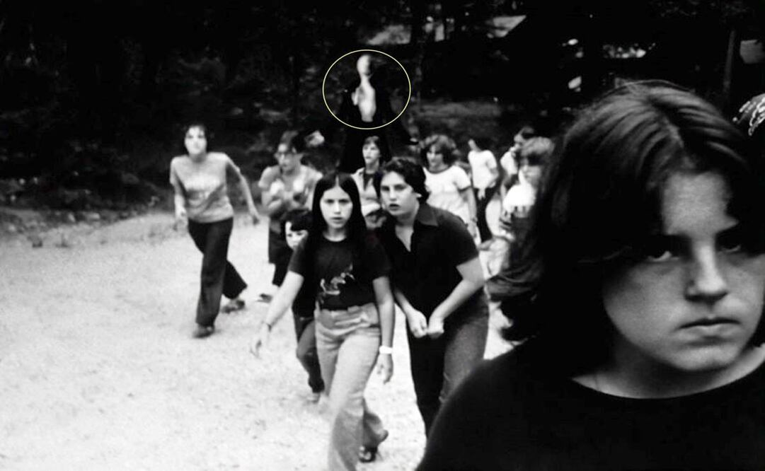 Primera imagen con que se difundió la creepypasta de Slender Man, confeccionada para darle al público la impresión de que se trataba de hechos reales situados en los años 80. Se circuló al presunto hombre sin cara. ESPECIAL.