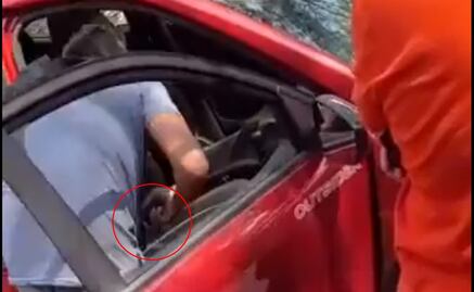 Video. Presuntos policías "siembran" arma en auto de padre de familia en Naucalpan