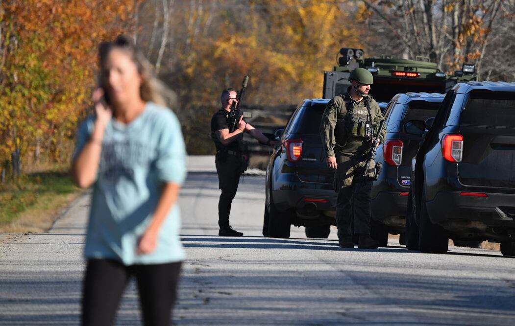 Un residente local es expulsado de un área registrada por las fuerzas del orden en Monmouth, Maine, el 27 de octubre de 2023, tras un tiroteo masivo en Lewiston, Maine. La policía de Maine luchó por segundo día, el 27 de octubre de 2023, para atrapar a un hombre que mató a tiros a 18 personas con un rifle semiautomático en una bolera y un bar en una ciudad donde los lugareños disfrutaban de una velada. Robert Card, de 40 años, está acusado de ser el hombre visto en las cámaras de seguridad entrando a una bolera de Lewiston la noche del 25 de octubre de 2023 y lanzando el tiroteo masivo más mortífero del año en el país hasta el momento. Además de los 18 asesinados en la bolera y posteriormente en un bar, el reservista del ejército estadounidense está acusado de herir a 13. Foto: ANGELA WEISS / AFP)